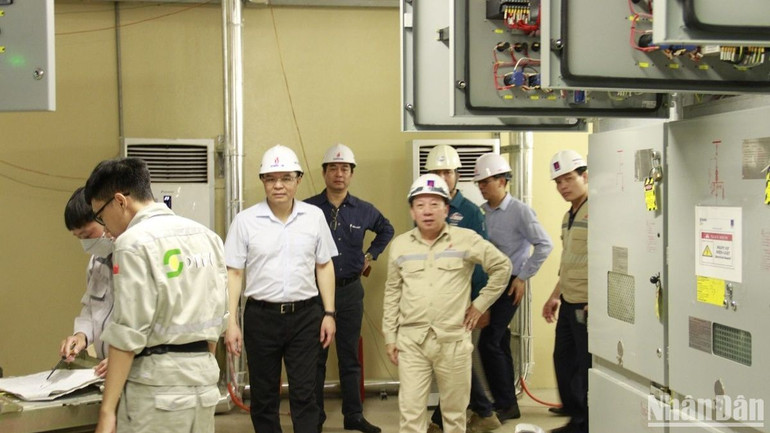 Tổng Giám đốc Tập đoàn Dầu khí Việt Nam Lê Mạnh Hùng kiểm tra hệ thống điện dự phòng Tổ máy số 2 tại Nhà máy nhiệt điện Thái Bình 2. (Ảnh chụp ngày 27/8/2022)
