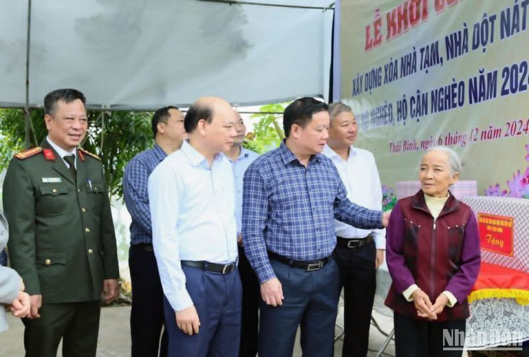 Những hộ nghèo như bà Xíu rất cảm động trước sự quan tâm, hỗ trợ thiết thực của các cấp chính quyền địa phương.