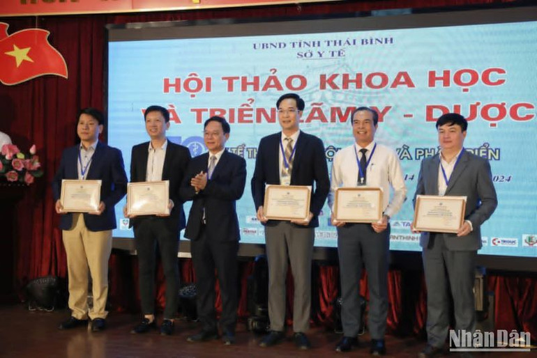 Sở Y tế tặng Giấy chứng nhận cho các đại biểu có tham luận tại hội thảo.