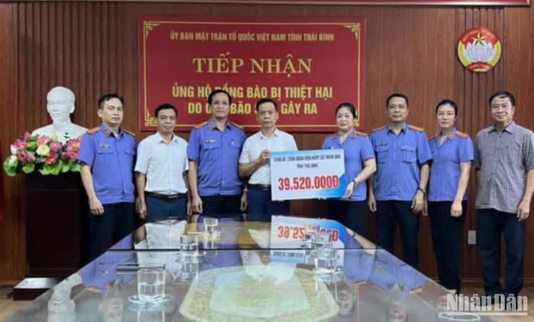 Tập thể cán bộ Viện kiểm sát nhân dân tỉnh Thái Bình ủng hộ đồng bào thiệt hại bão số 3.