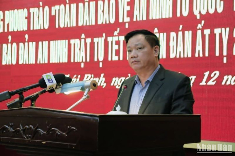 Bí thư Tỉnh ủy, Chủ tịch Ủy ban nhân dân tỉnh Thái Bình Nguyễn Khắc Thận phát biểu tại hội nghị.