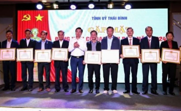 Trao Giấy khen của Ban Dân vận Tỉnh ủy Thái Bình cho đảng viên có đạo thực hiện tốt công tác dân vận.