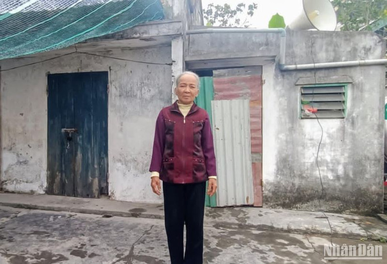 Bà Xíu có gia cảnh rất khó khăn, ở một mình trong ngôi nhà tồi tàn nuôi cháu nhỏ ăn học.