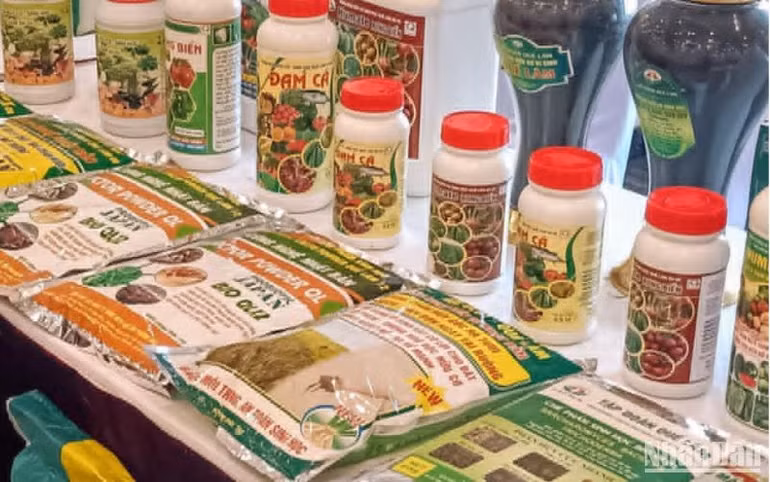 Các chế phẩm sinh học phục vụ cho xử lý chất thải, phụ phẩm trong nông nghiệp được trưng bày tại Diễn đàn.