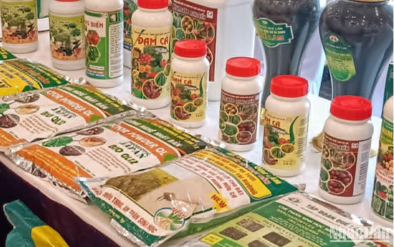 Các chế phẩm sinh học phục vụ cho xử lý chất thải, phụ phẩm trong nông nghiệp được trưng bày tại Diễn đàn.