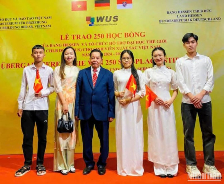 Ba sinh viên xuất sắc Khoa Công nghệ và Kỹ thuật (Đại học Thái Bình) nhận học bổng của Bang Hessen (Cộng hòa Liên bang Đức) năm học 2024-2025.