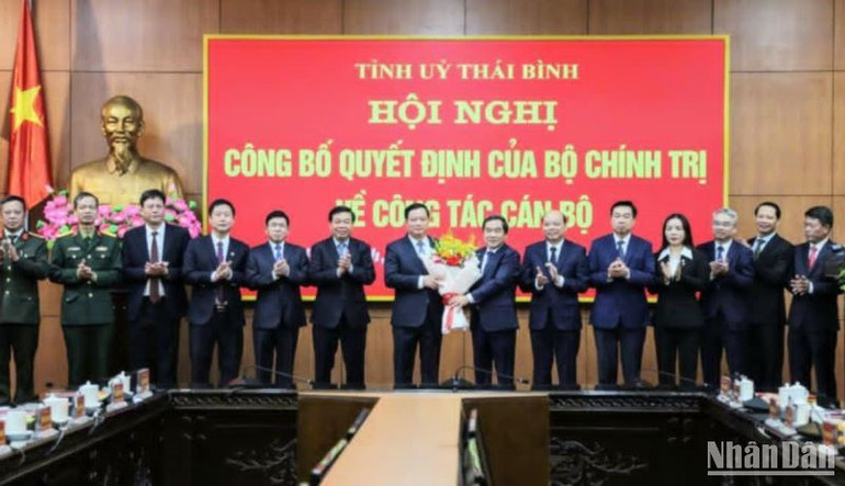 Các đồng chí trong Ban Thường vụ Tỉnh ủy Thái Bình tặng hoa chúc mừng tân Bí thư Tỉnh ủy Nguyễn Khắc Thận. Các đồng chí trong Ban Thường vụ Tỉnh ủy Thái Bình tặng hoa chúc mừng tân Bí thư Tỉnh ủy Nguyễn Khắc Thận.