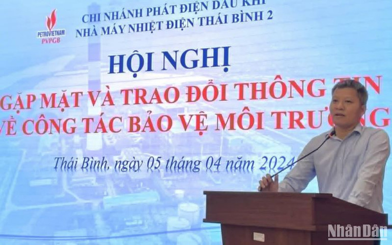 Lãnh đạo Nhà máy thường xuyên gặp gỡ, đối thoại với nhân dân chung quanh vấn đề bảo vệ môi trường trong quá trình vận hành.