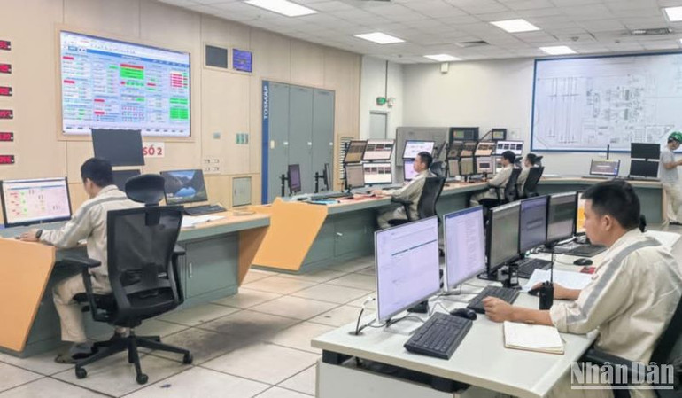 Cán bộ kỹ thuật trực tại phòng điều khiển trung tâm của Nhà máy nhiệt điện Thái Bình 2.