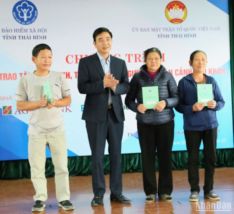 Lãnh đạo Bảo hiểm xã hội tỉnh Thái Bình trao tặng sổ bảo hiểm xã hội cho người nghèo trên địa bàn. Lãnh đạo Bảo hiểm xã hội tỉnh Thái Bình trao tặng sổ bảo hiểm xã hội cho người nghèo trên địa bàn.