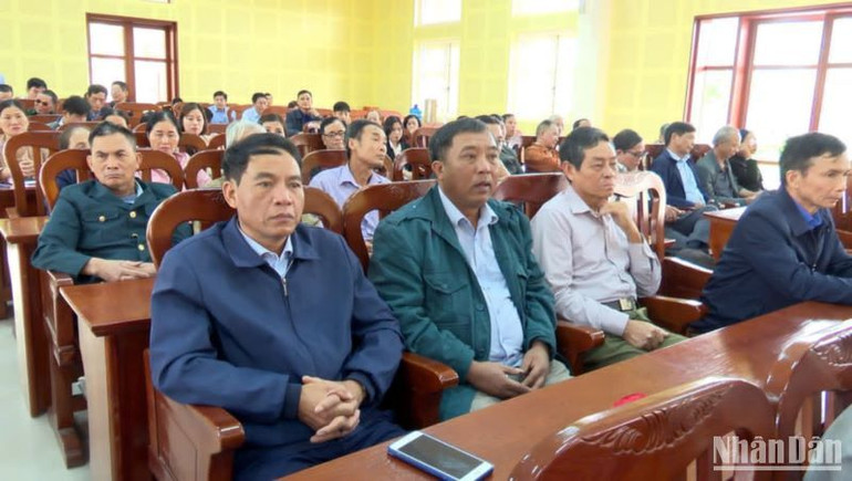 Đông đảo cử tri tham dự buổi tiếp xúc.