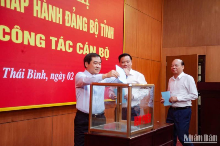 Các đại biểu bỏ phiếu bầu chức danh Bí thư Tỉnh ủy Thái Bình.