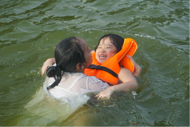Nụ cười rạng rỡ của các em nhỏ khi được nô đùa, giải nhiệt tại ao bơi.