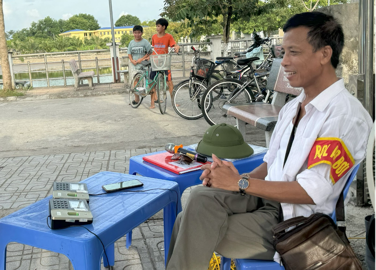 Hằng ngày, ông Bùi Xuân Vệ đảm nhận công việc trông coi, bảo đảm an toàn cho các cháu tại ao bơi.