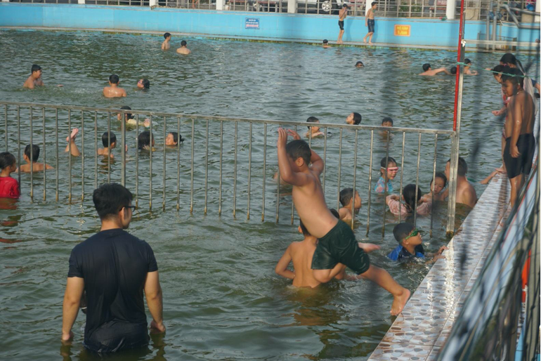 Người dân thỏa sức bơi lội trong làn nước xanh mát.
