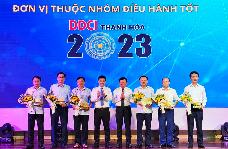 Đơn vị thực hiện Đề án và lãnh đạo tỉnh Thanh Hóa trao biểu trưng cho các sở, ban, ngành cấp tỉnh thuộc nhóm điều hành tốt.