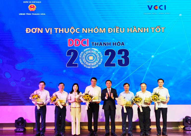 Lãnh đạo tỉnh Thanh Hóa trao biểu trưng cho Ủy ban nhân dân các huyện dẫn đầu bảng xếp hạng.