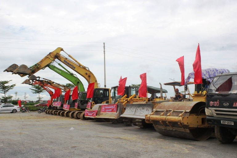 Xe máy tham gia thi công xây lắp.