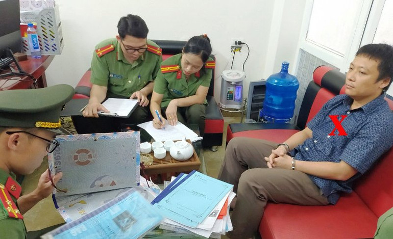 Công an khám xét nơi làm việc của Lê Huy Hoàng. Công an khám xét nơi làm việc của Lê Huy Hoàng.