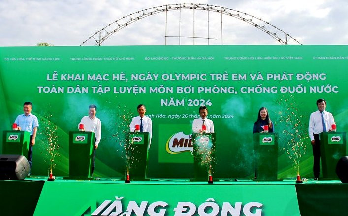 Các đại biểu khai mạc hè, ngày Olympic trẻ em và phát động tập bơi.