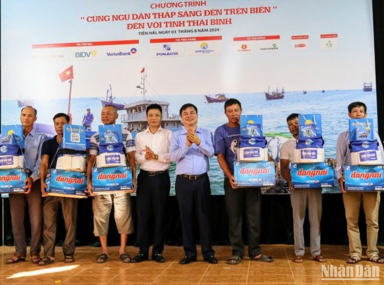 Ban tổ chức trao tặng quà cho ngư dân tỉnh Thái Bình.
