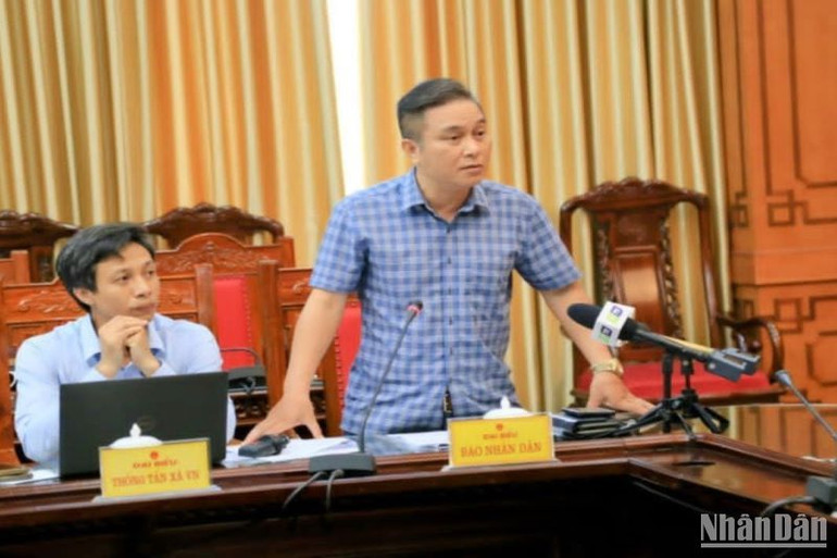 Phóng viên Báo Nhân Dân phát biểu ý kiến tại họp báo.