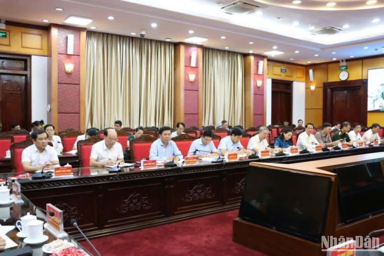 Các đại biểu tham dự buổi làm việc.