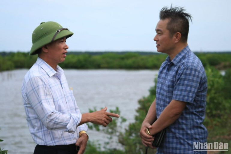 Ông Phạm Văn Giới (bên trái), trú tại xã ven biển Nam Phú (huyện Tiền Hải) trao đổi với phóng viên Báo Nhân Dân.