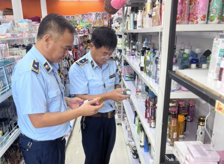 Kiểm tra, xử lý cửa hàng kinh doanh mỹ phẩm không rõ nguồn gốc xuất xứ tại phường Trần Lãm (thành phố Thái Bình).