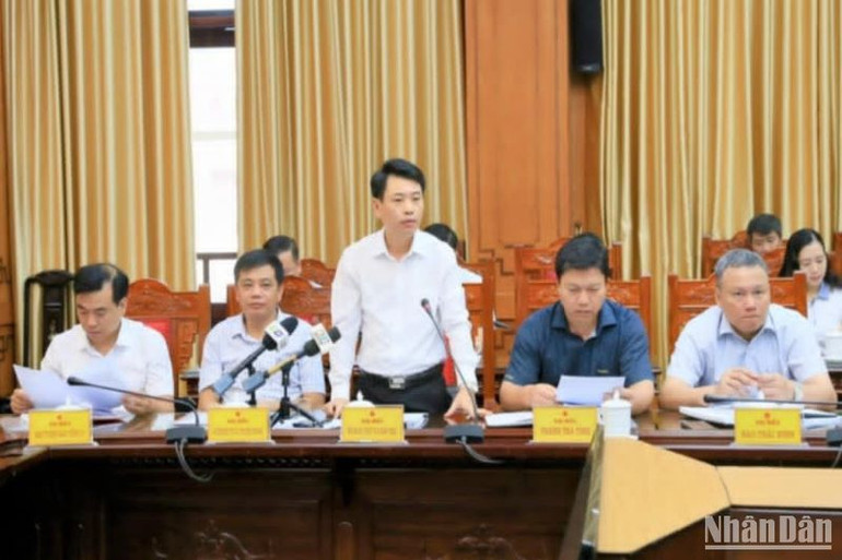 Phó Giám đốc Sở Giáo dục và Đào tạo tỉnh Thái Bình Đặng Xuân Phong trả lời câu hỏi của phóng viên.