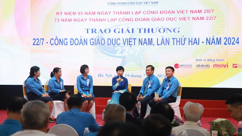 Các nhà giáo nhận giải thưởng 22/7 giao lưu tại chương trình.