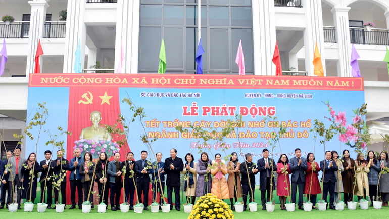 Đại diện lãnh đạo các Phòng Giáo dục và Đào tạo nhận cây giống.