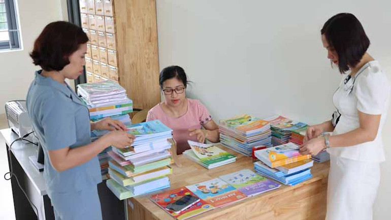 Trường tiểu học Đại Hưng (huyện Gia Lâm) chuẩn bị sách giáo khoa và tài liệu học tập phục vụ năm học mới.