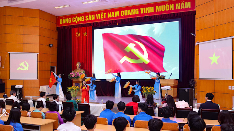 Quang cảnh buổi lễ kết nạp Đảng. (Ảnh: Thanh Tùng)