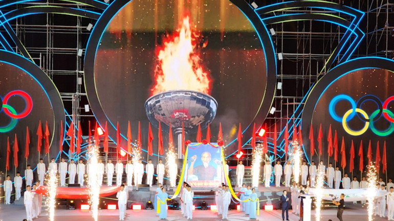 Nghi lễ xin lửa và thắp đuốc tại lễ khai mạc.