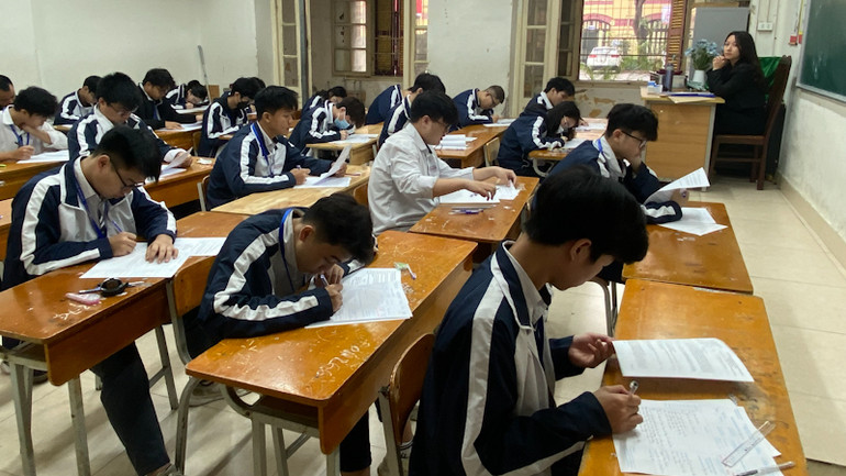 Học sinh Trường trung học phổ thông Trần Phú (quận Hoàn kiếm làm bài khảo sát).