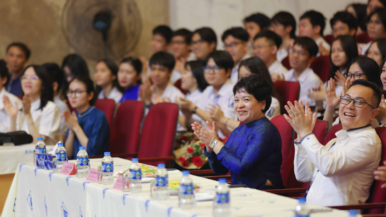 Đông đảo thầy, cô giáo và học sinh tham dự buổi giao lưu âm nhạc. Ảnh: THANH TÙNG