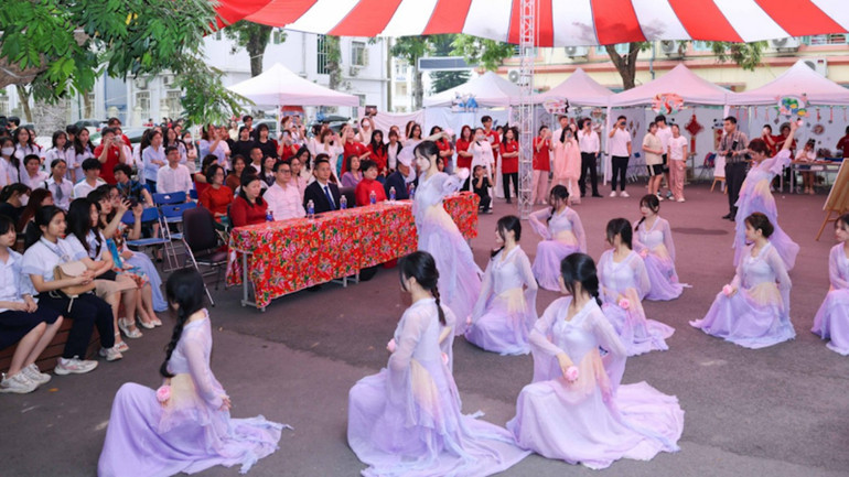 Học sinh Trường trung học phổ thông chuyên Hà Nội-Amsterdam biểu diễn văn nghệ tại buổi giao lưu.