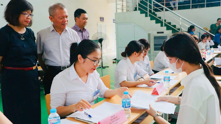 Công tác tổ chức đón và tổ chức nhập học cho sinh viên diễn ra chu đáo, thuận lợi.