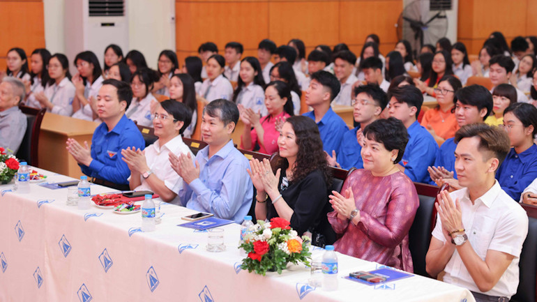 Đông đảo các thầy giáo, cô giáo và học sinh tham dự chương trình sinh hoạt chuyên đề.