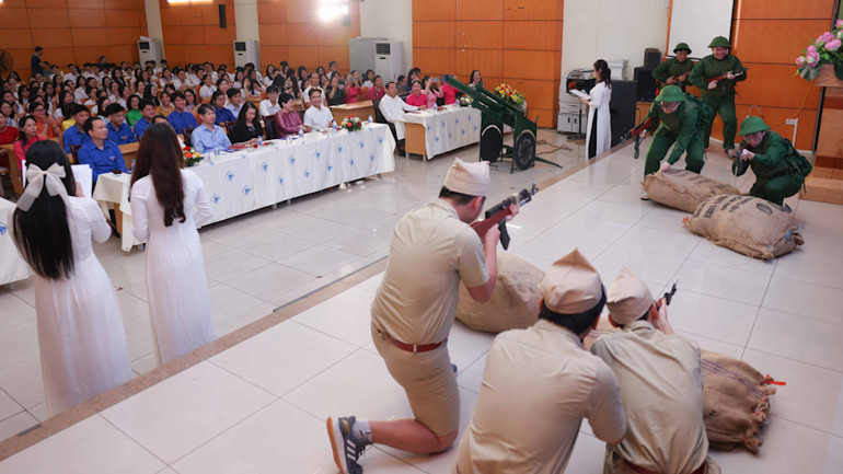 Học sinh tái hiện lại khí thế hào hùng của chiến thắng lịch sử Điện Biên Phủ.