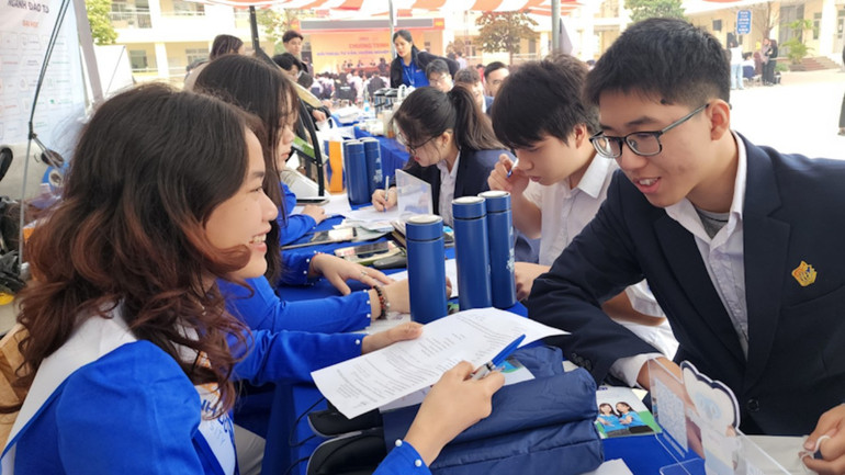 Học sinh được giải đáp mọi thắc mắc tại các gian tư vấn. Học sinh được giải đáp mọi thắc mắc tại các gian tư vấn.