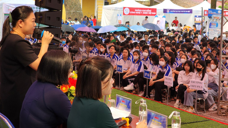 Đông đảo học sinh tham gia buổi đối thoại.