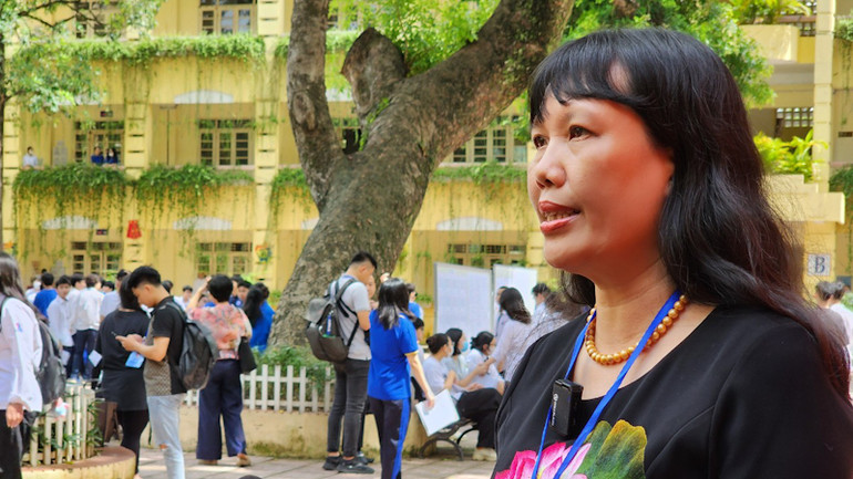 Cô giáo Nguyễn Bội Quỳnh, Hiệu trưởng, Phó Trưởng điểm thi Trường THPT Việt Đức chia sẻ về công tác tổ chức kỳ thi.