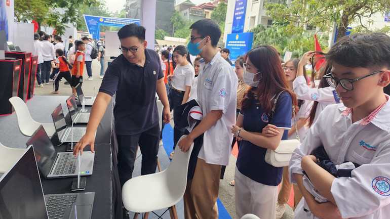 Đông đảo học sinh tìm hiểu về ngày hội.