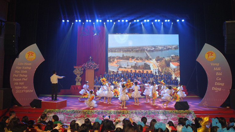 Tiết mục do các em học sinh tiểu học biểu diễn. Tiết mục do các em học sinh tiểu học biểu diễn.