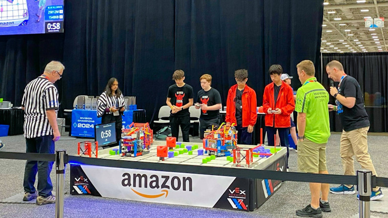 Đội tuyển GreenAms Robotics Team trình bày phần dự thi tại Mỹ.