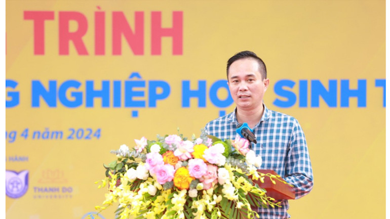 Nhà báo Ngô Vương Tuấn, Phó Tổng Biên tập Báo Tuổi trẻ Thủ đô phát biểu khai mạc chương trình.