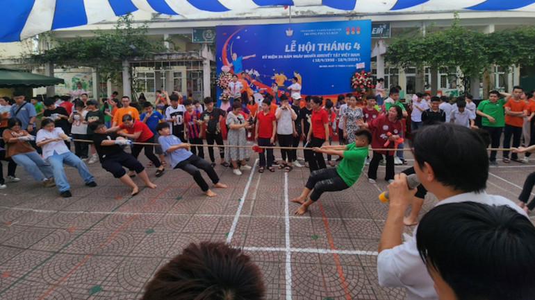 Phần thi kéo co không chỉ giúp các em rèn luyện sức khỏe mà còn thắt chặt tinh thần đồng đội. Phần thi kéo co không chỉ giúp các em rèn luyện sức khỏe mà còn thắt chặt tinh thần đồng đội.