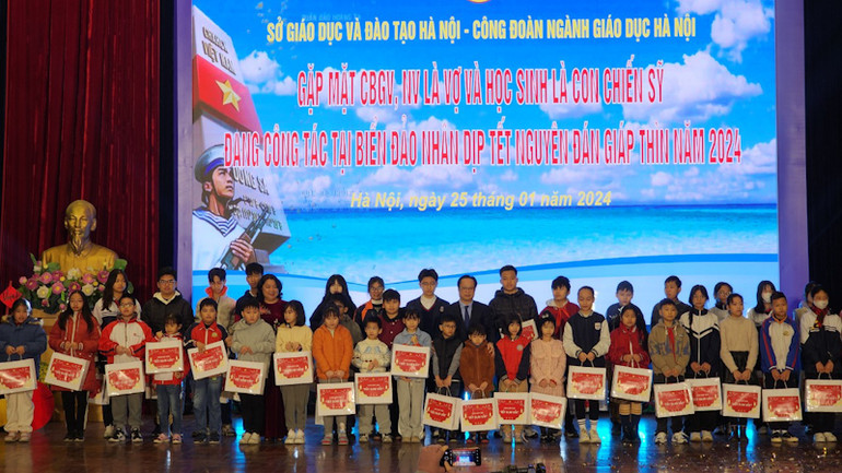 Các học sinh là con cán bộ, chiến sĩ đang công tác tại biển đảo được động viên, tặng quà.